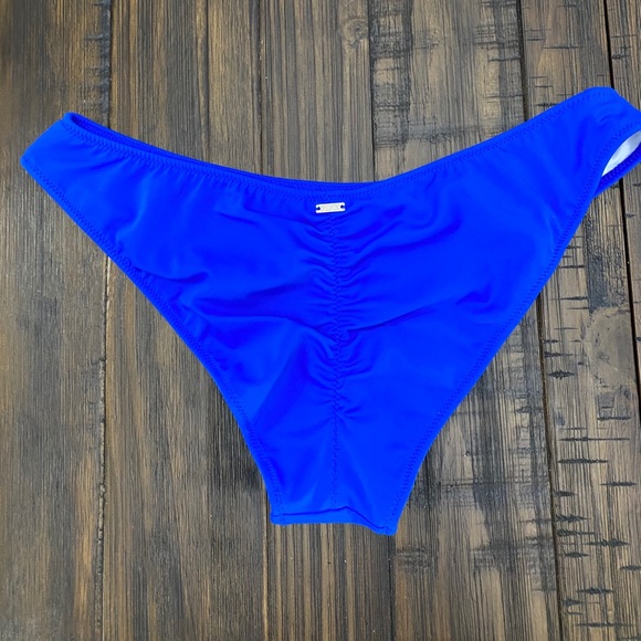 Bright blue scrunch butt swimsuit bottoms - Picture 4 of 5